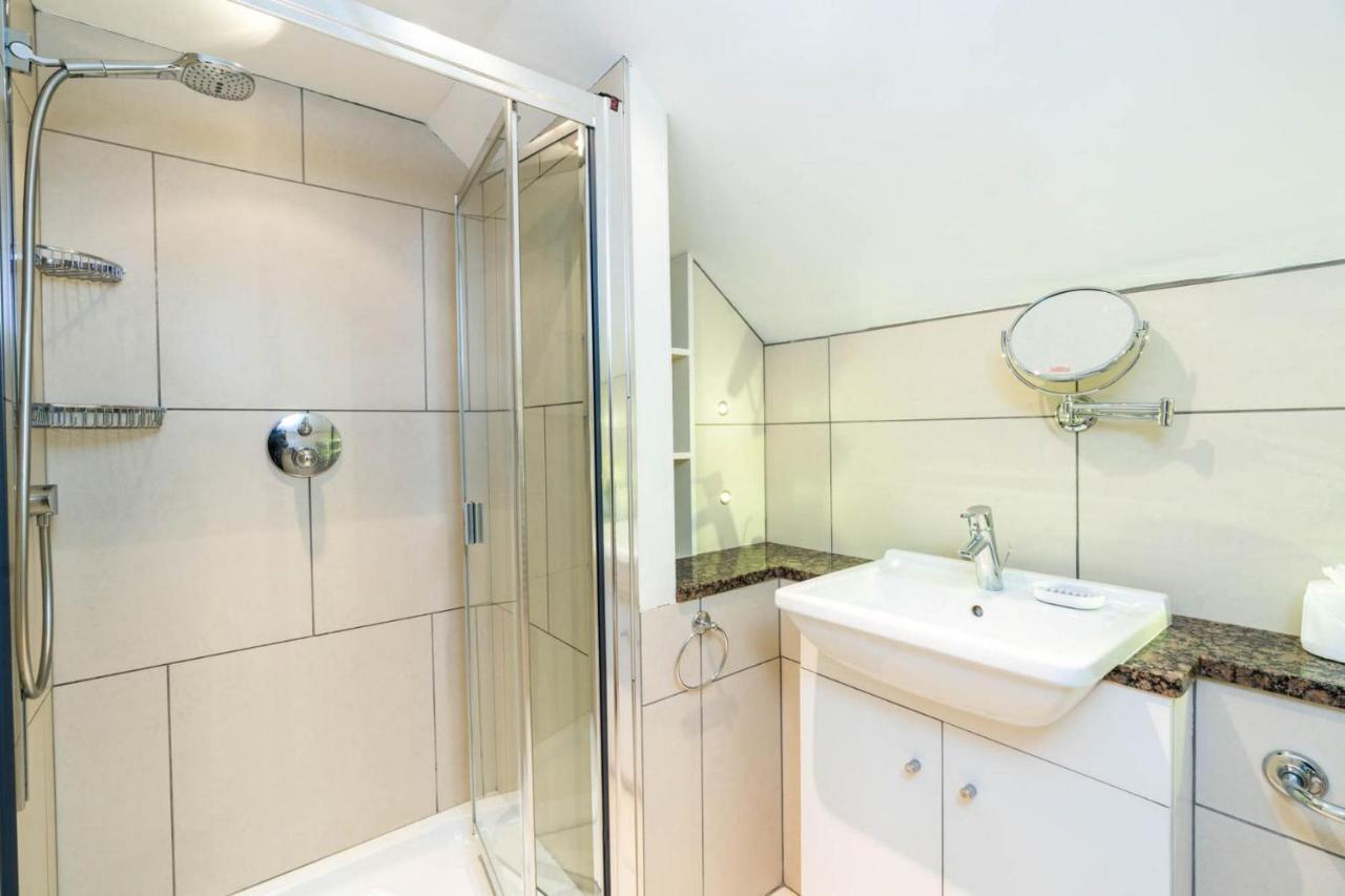 Unique 2 Bedroom Converted Artists Studio * Londen