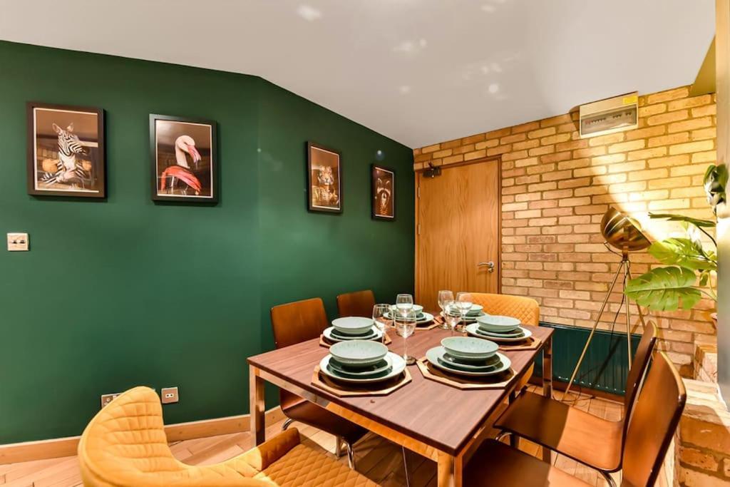 Spacious 2 Bed Urban Jungle Flat, Apartamento Londres