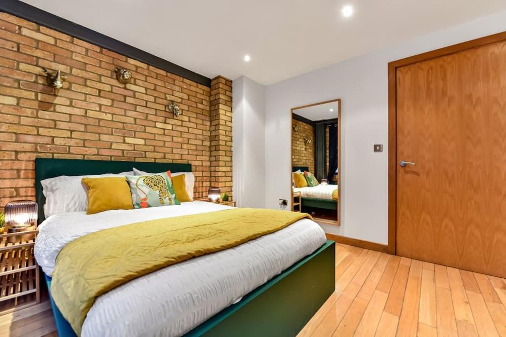 Spacious 2 Bed Urban Jungle Flat, Apartamento Londres