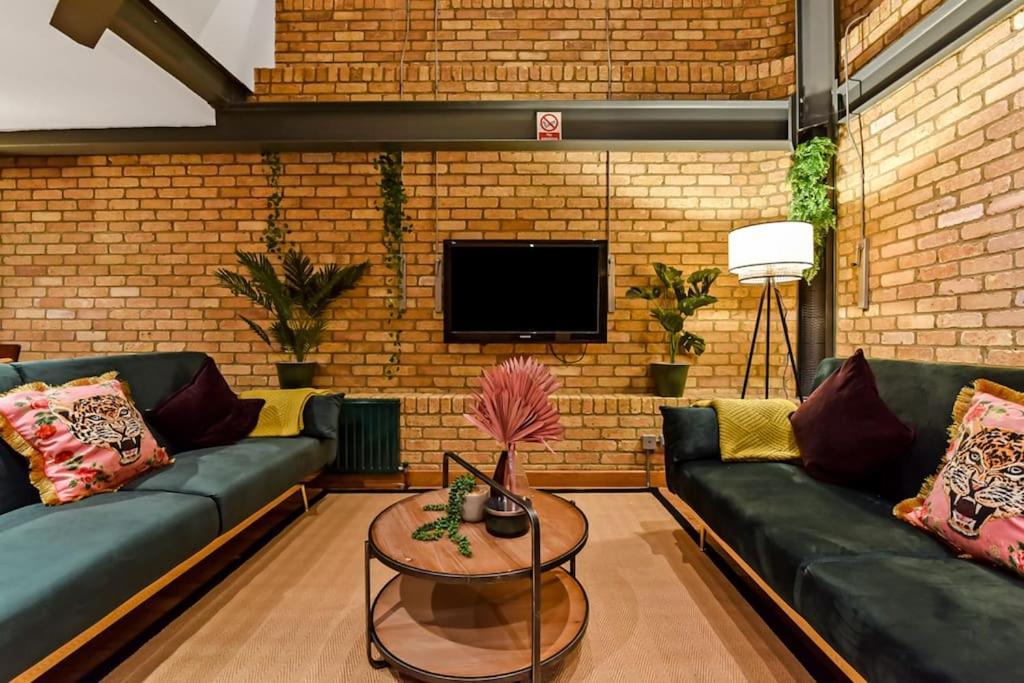 Spacious 2 Bed Urban Jungle Flat, *