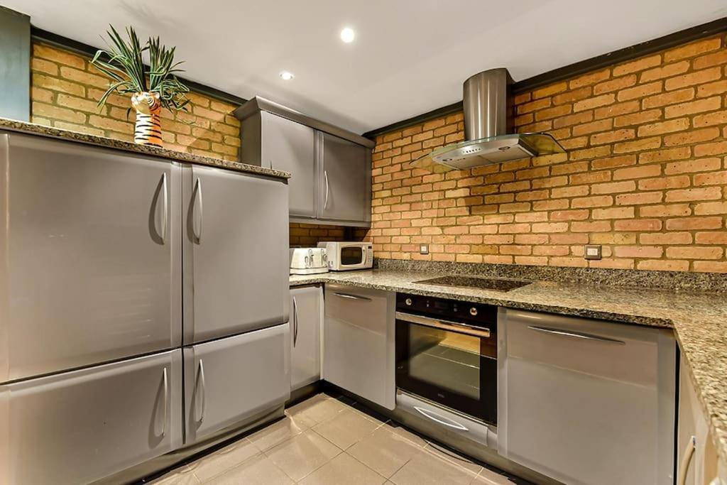 Spacious 2 Bed Urban Jungle Flat, Apartamento Londres