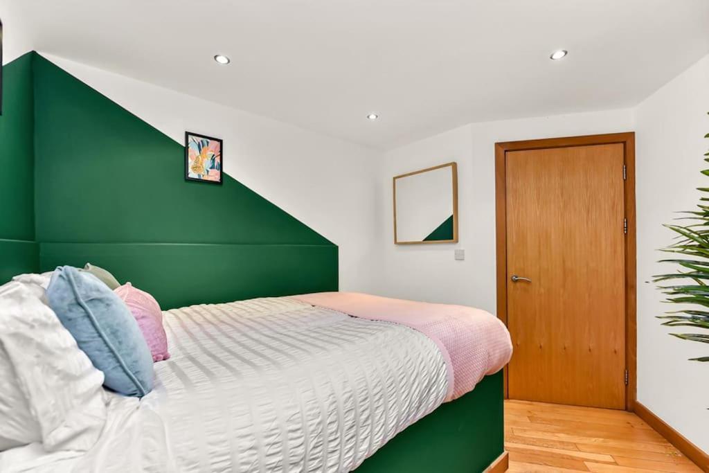 Spacious 2 Bed Urban Jungle Flat,