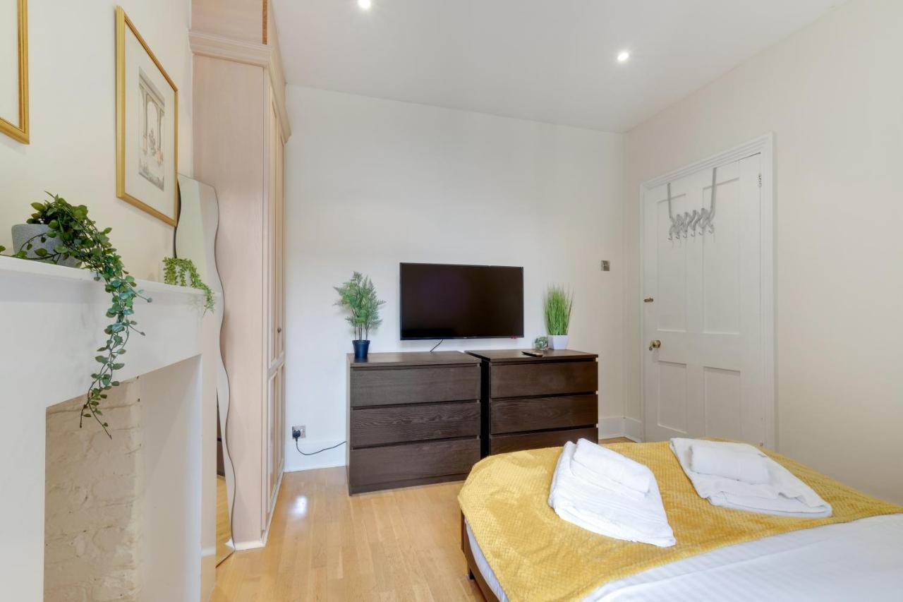 Mirabel Two Bedrooms, One Bath, Fulham Sw6 By Mdps Londen