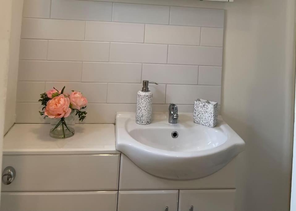 Spacious 1 Bedroom W/ Outdoor Terrace Apartamento Londres