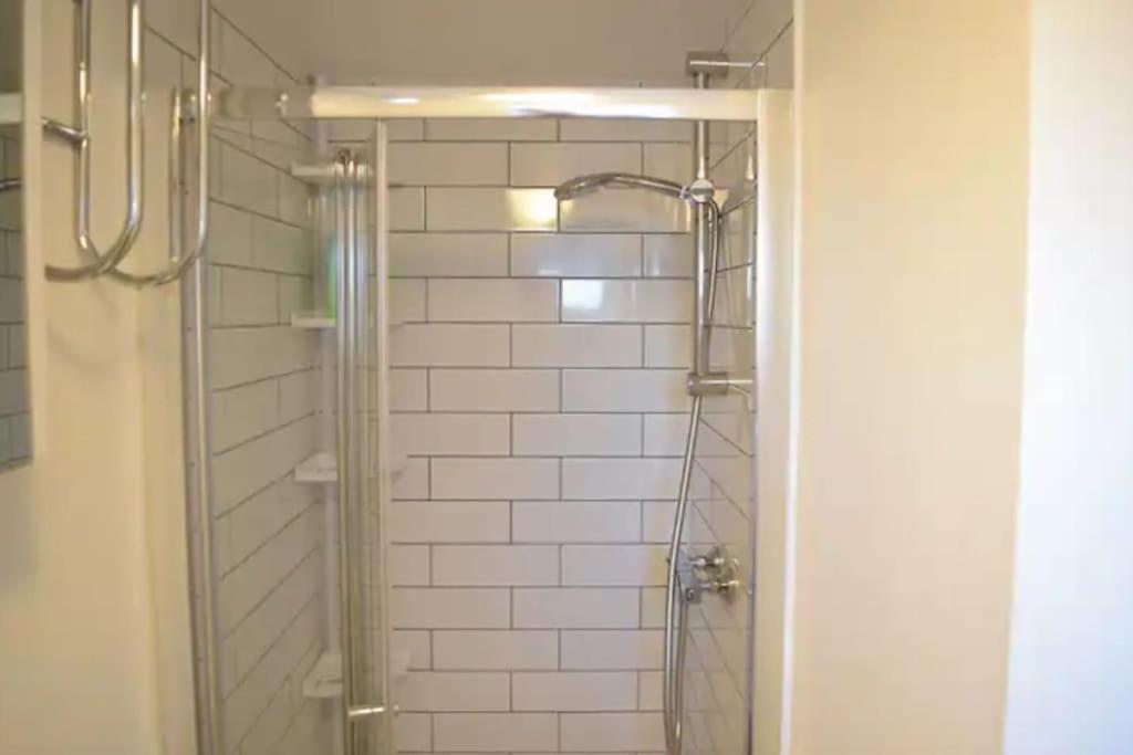 Spacious 1 Bedroom W/ Outdoor Terrace Londres