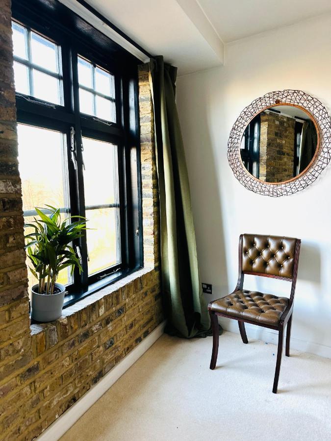 Deluxe Penthouse Riverside View 2 Bedroom Flat With Lift - Old Industrial Factory Warehouse London