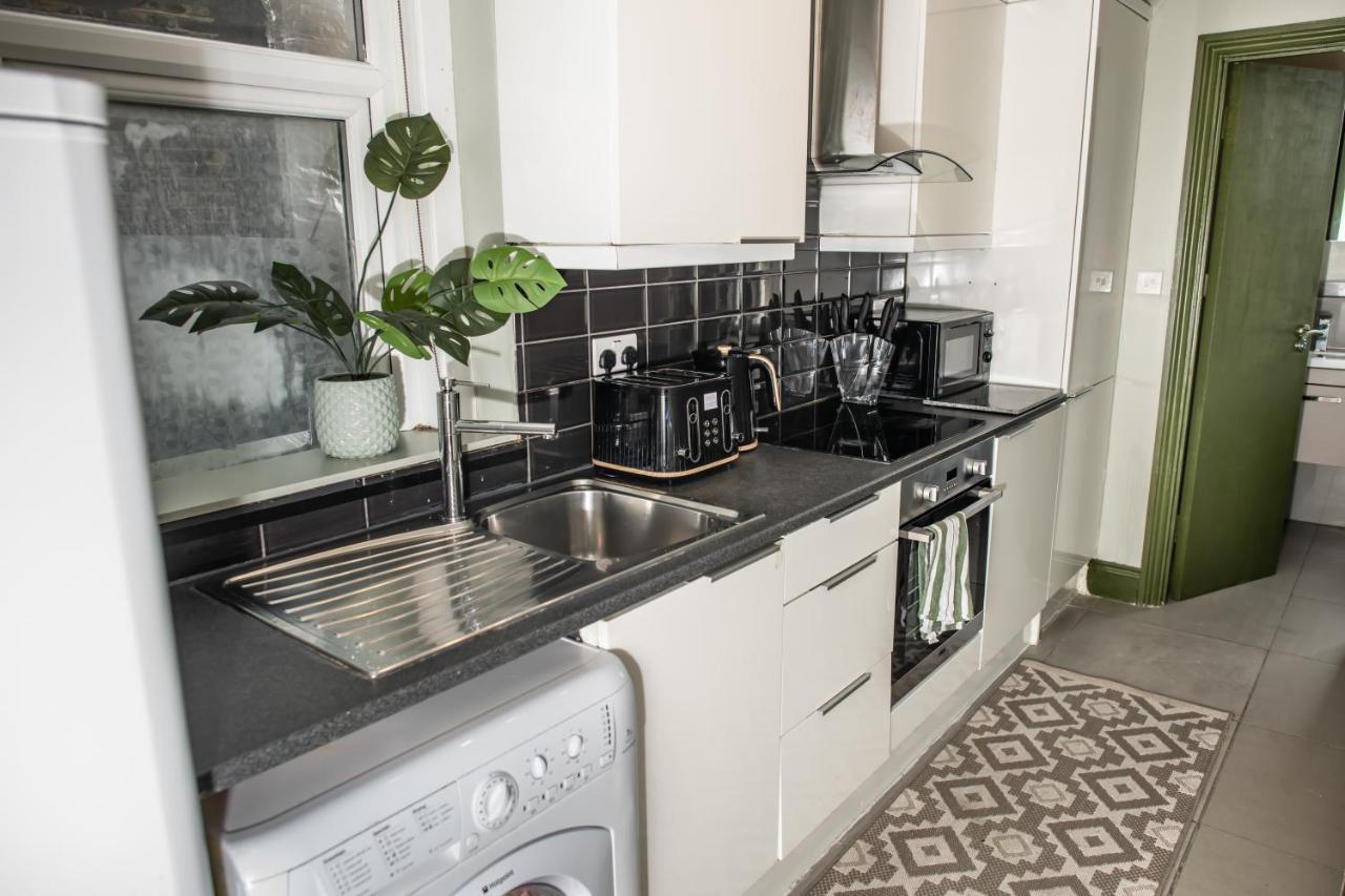 2 Bedroom Flat With Indoor Fireplace In Shepherds Bush, Near White