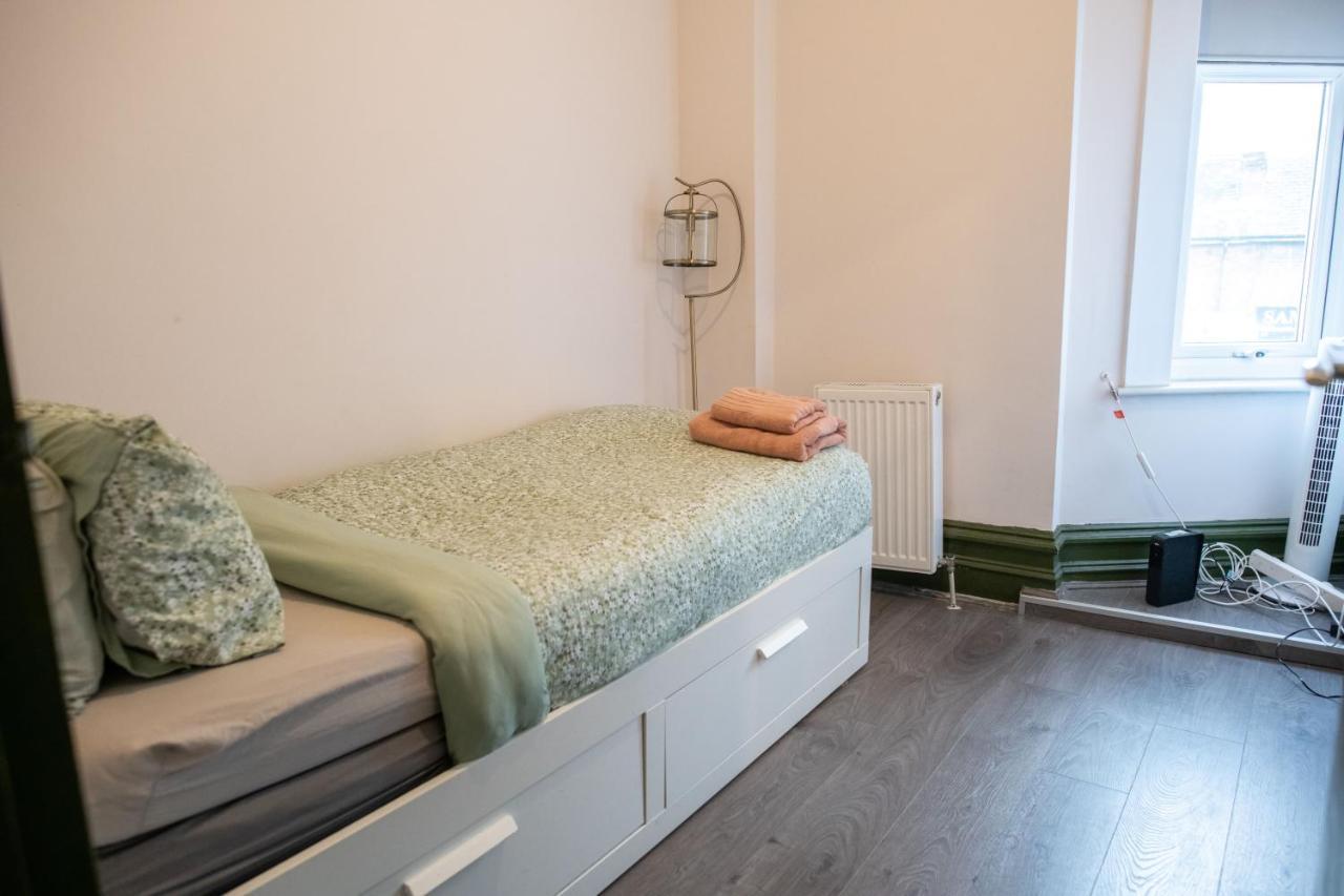2 Bedroom Flat With Indoor Fireplace In Shepherds Bush, Near White * Londres