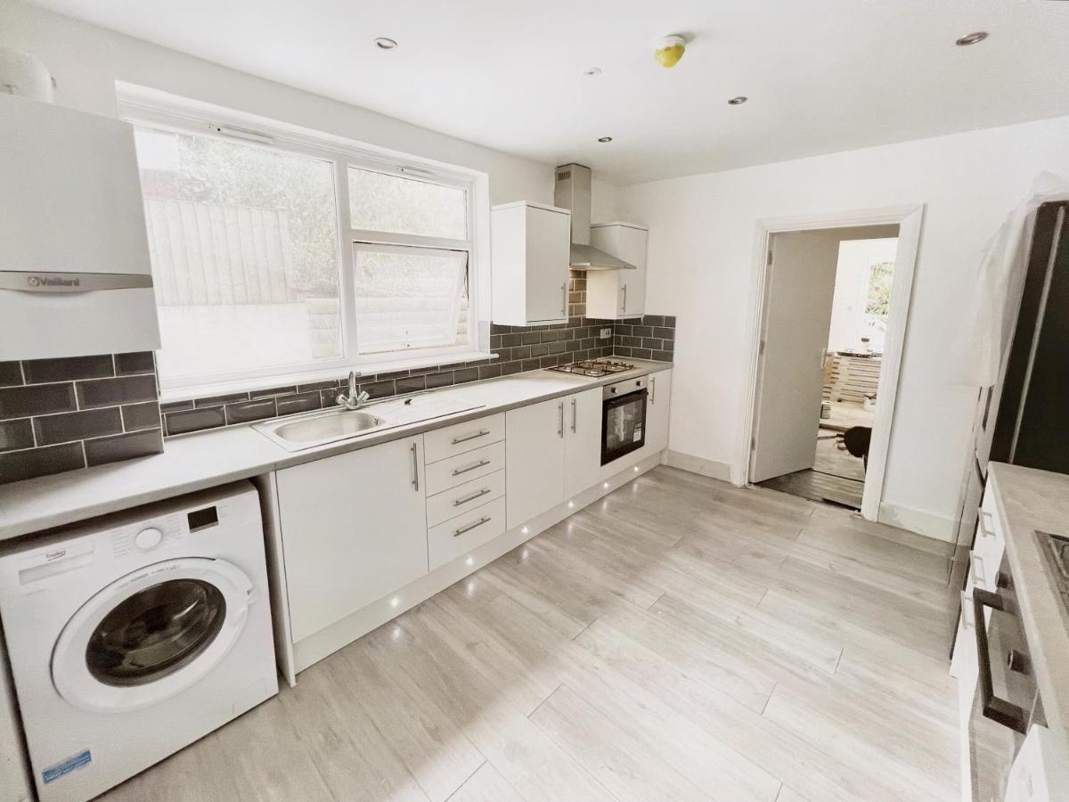 Modern In Centrally Located - 4 * London
