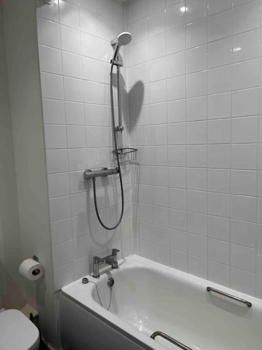 Appartement Lovely One Bedroom With Balcony Londen