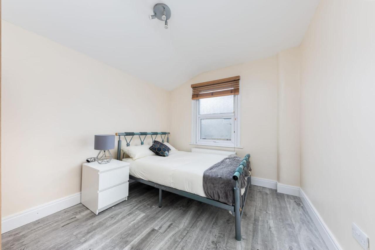 Cozy 4 Bedroom In Hackney, Holiday home *