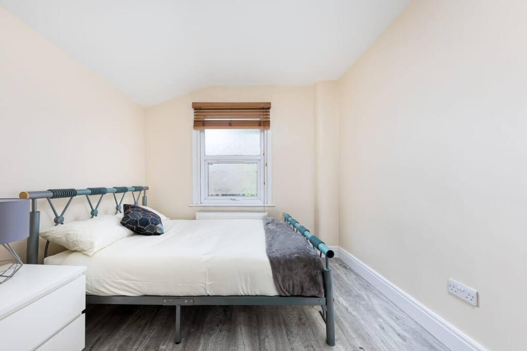Cozy 4 Bedroom In Hackney, Holiday home *