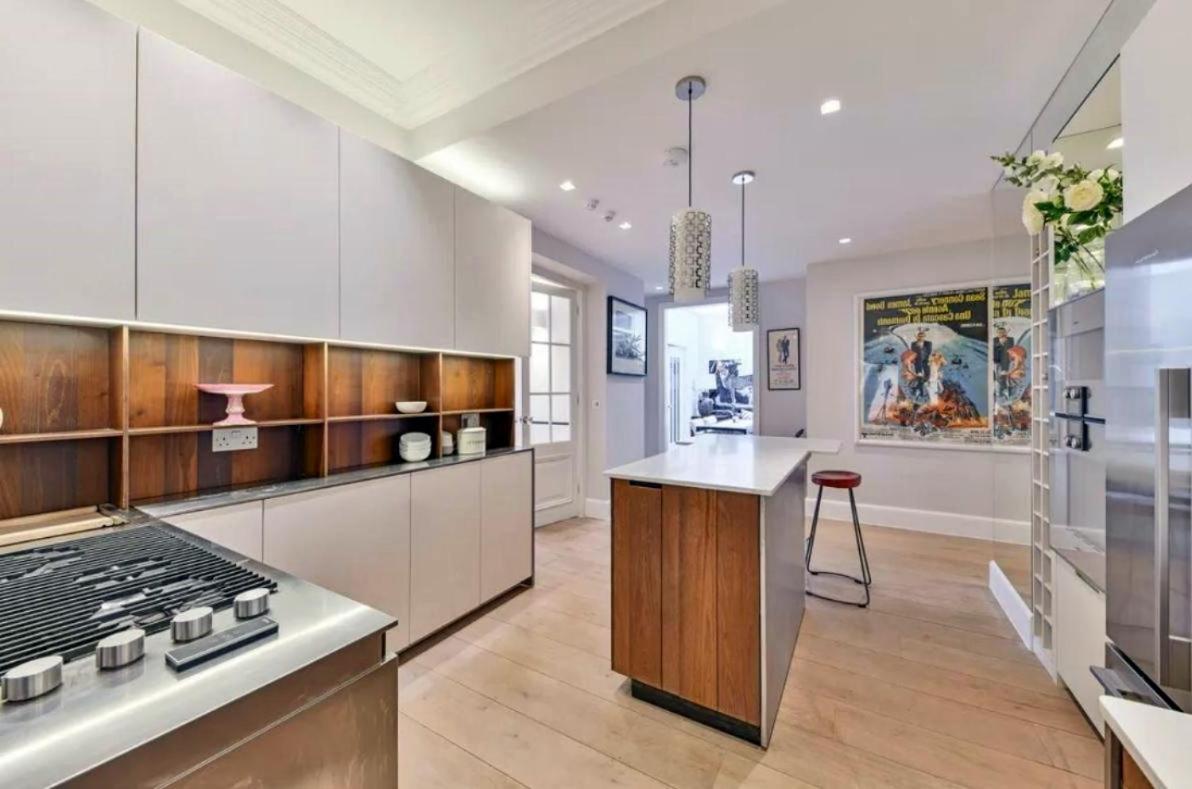 Very Bright Four Bedroom Flat London