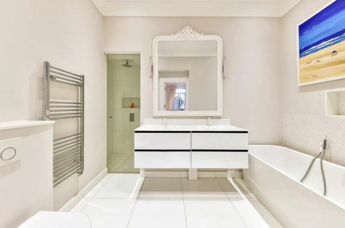 Very Bright Four Bedroom Flat Apartment *