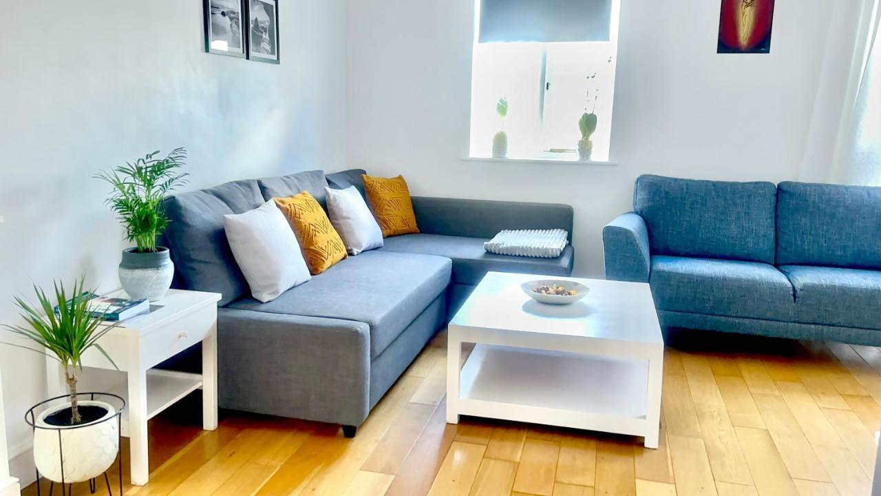 Amazing Location - Of London- 2 Bedroom Stunning Canal View House With Private Garden,parking & Balcony * Londen