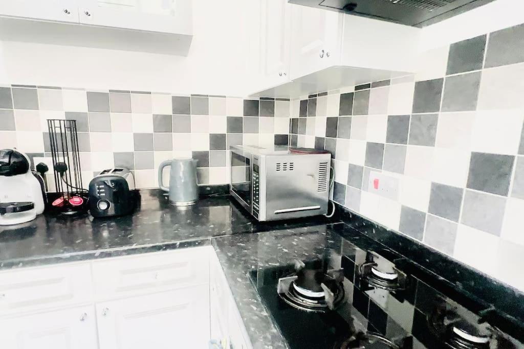 Amazing Location - Of London- 2 Bedroom Stunning Canal View House With Private Garden,parking & Balcony * Londen