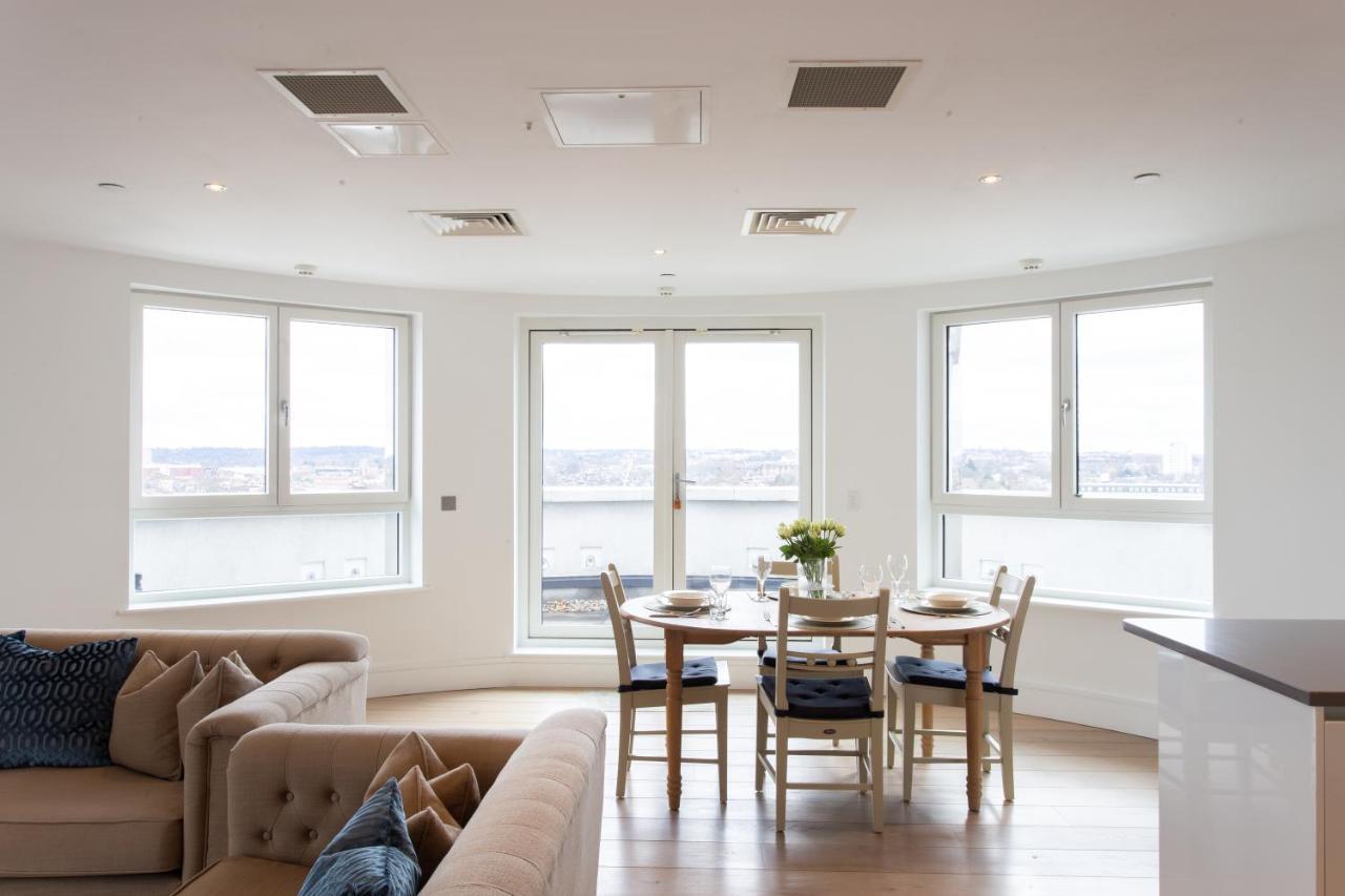 2 Bed 2 Bath Penthouse With Amazing Views With Free Parking * London