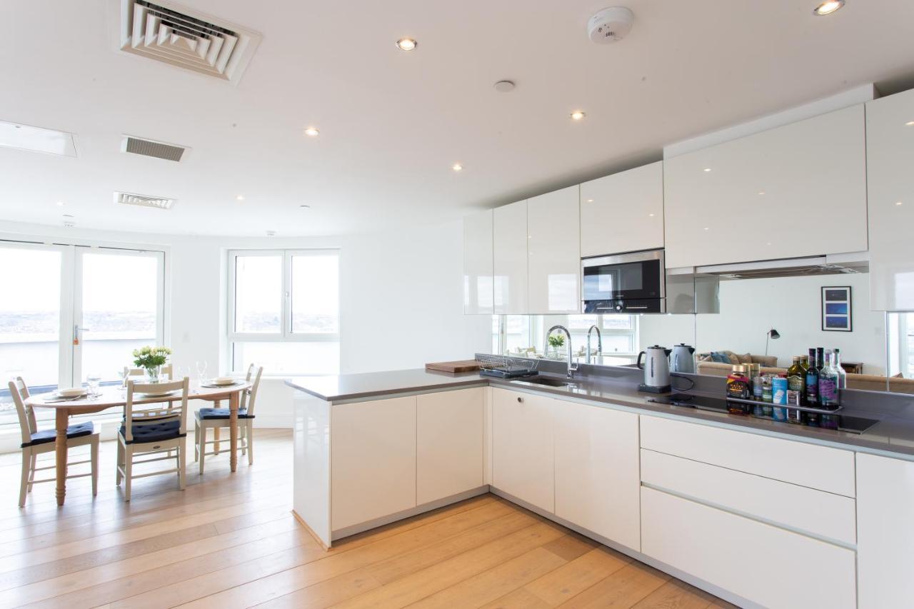 2 Bed 2 Bath Penthouse With Amazing Views With Free Parking Apartment