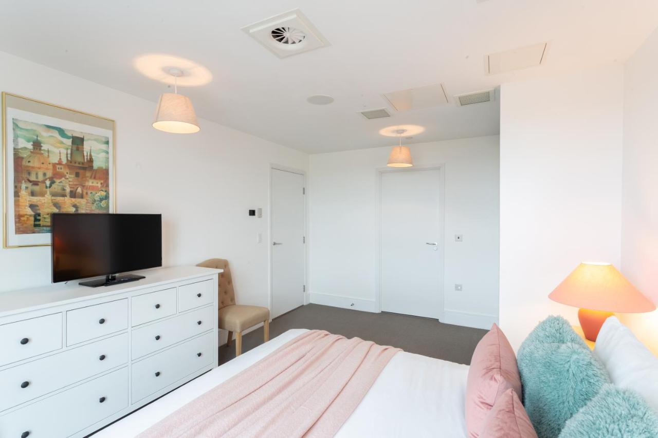 2 Bed 2 Bath Penthouse With Amazing Views With Free Parking Apartment London