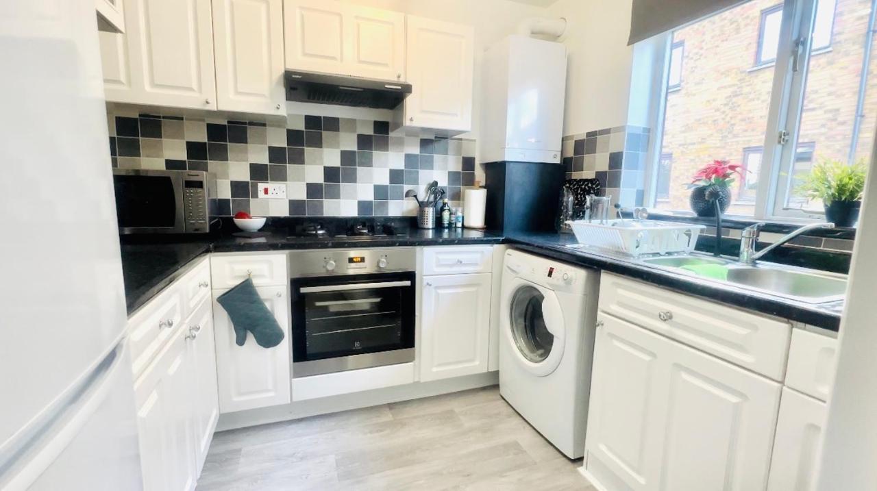 Amazing Location - Of London- 2 Bedroom Stunning Canal View House With Private Garden,parking & Balcony *