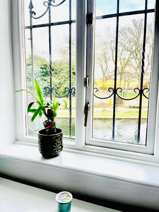 Appartement Amazing Location - Of London- 2 Bedroom Stunning Canal View House With Private Garden,parking & Balcony Londen