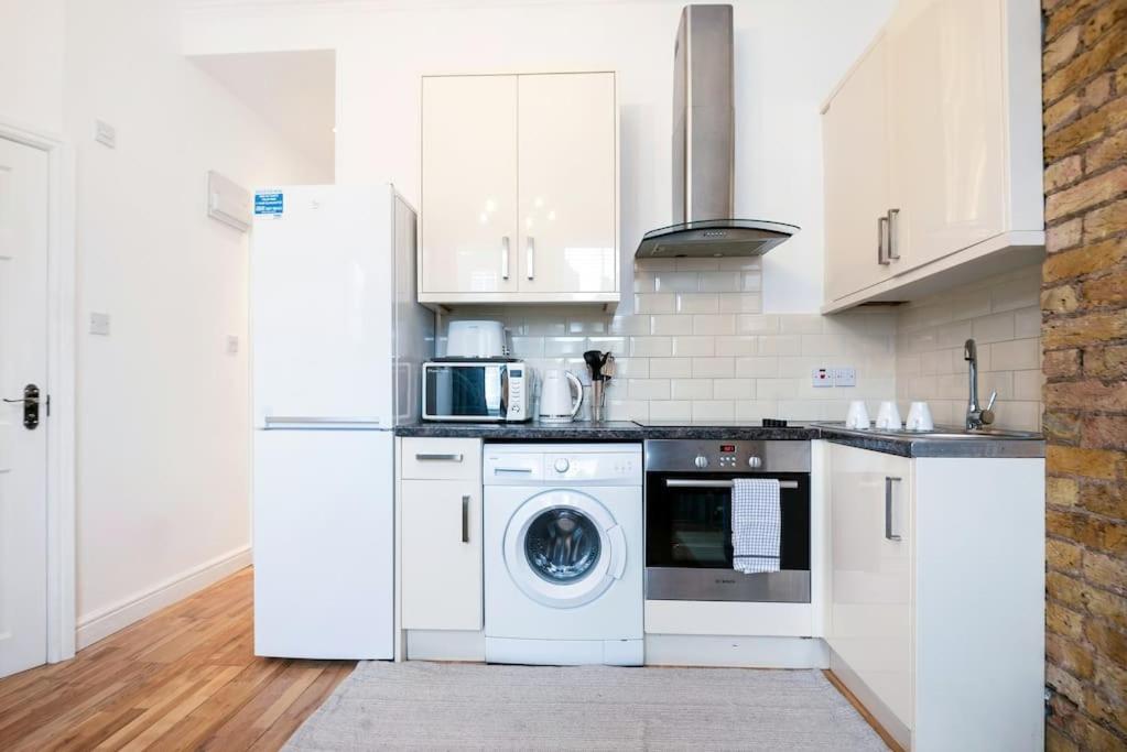 Flat In South West 1 Min To The Station Apartment London