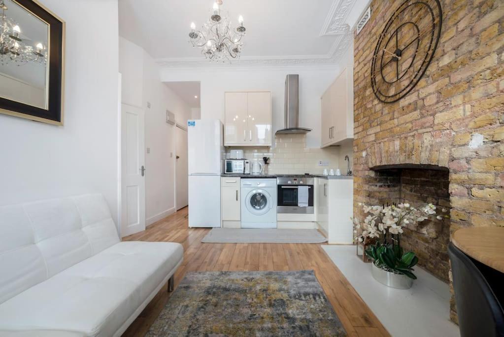 Flat In South West 1 Min To The Station Apartment *