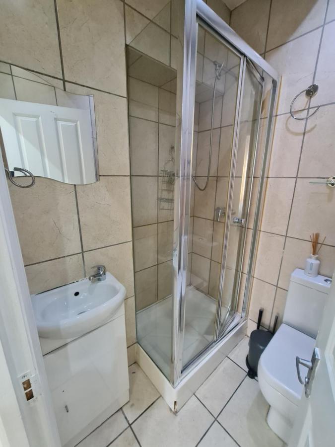 Lovely En-suite Bedroom R7 * Londres