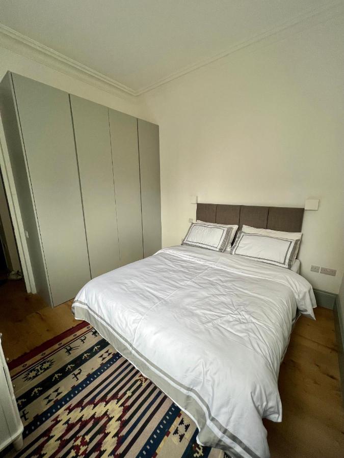Regents Park Apartment *