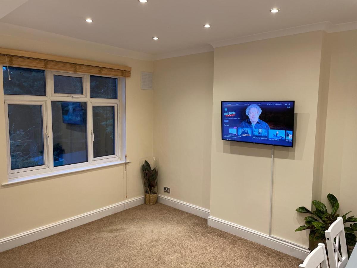 Super Convenient For - Large 2 Double Bed 30 Seconds Walk To Platform Train Station And 19 Mins To Waterloo *