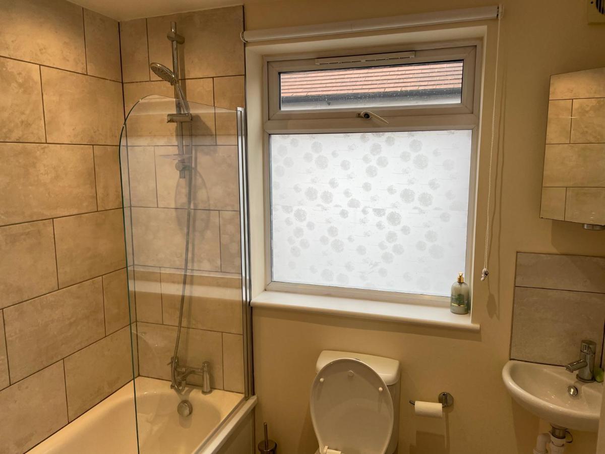 Appartement Super Convenient For - Large 2 Double Bed 30 Seconds Walk To Platform Train Station And 19 Mins To Waterloo Londen