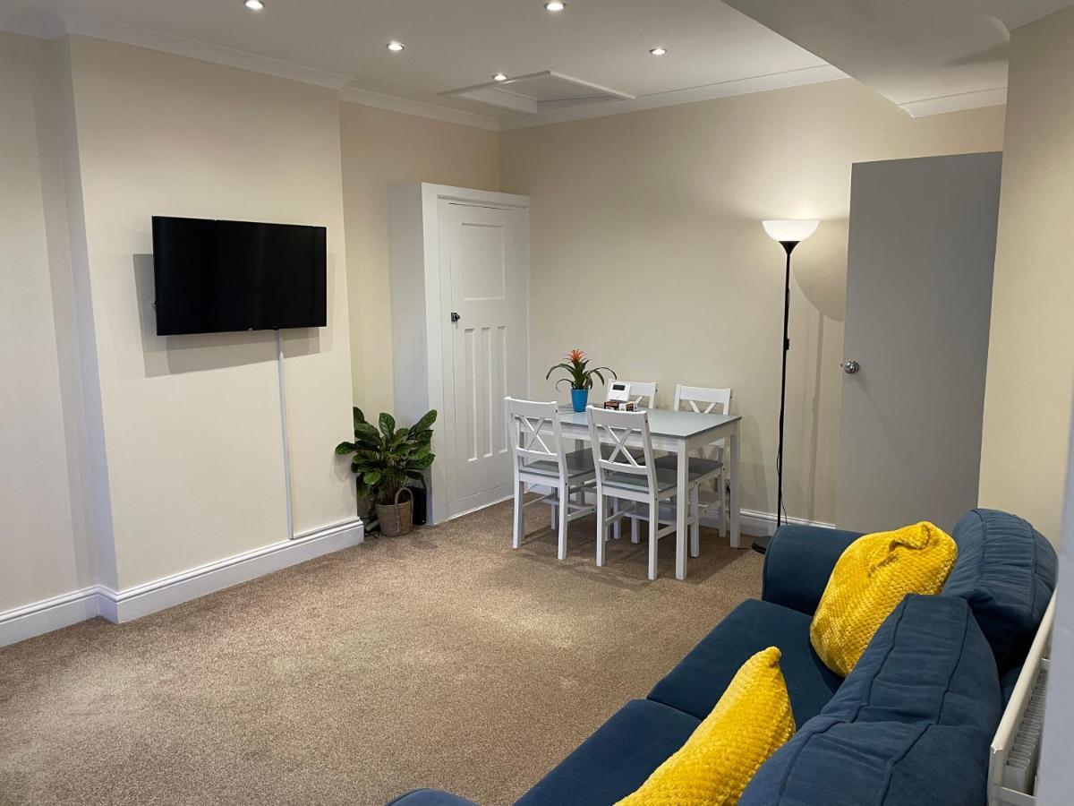 Super Convenient For - Large 2 Double Bed 30 Seconds Walk To Platform Train Station And 19 Mins To Waterloo *