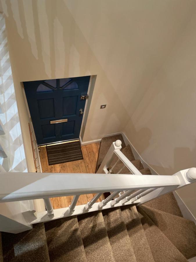 Super Convenient For - Large 2 Double Bed 30 Seconds Walk To Platform Train Station And 19 Mins To Waterloo Londen