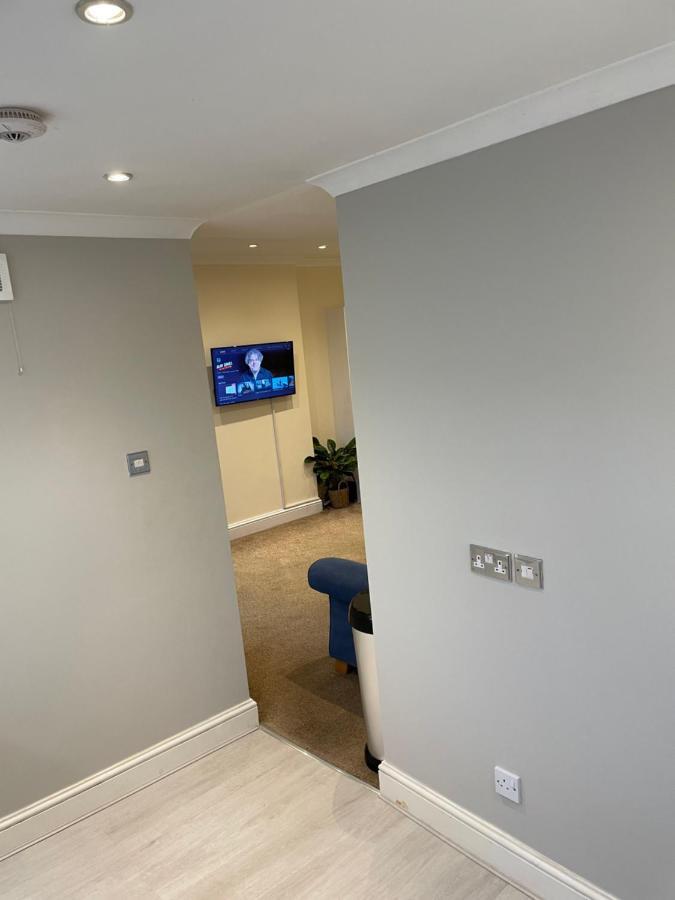 Appartement Super Convenient For - Large 2 Double Bed 30 Seconds Walk To Platform Train Station And 19 Mins To Waterloo