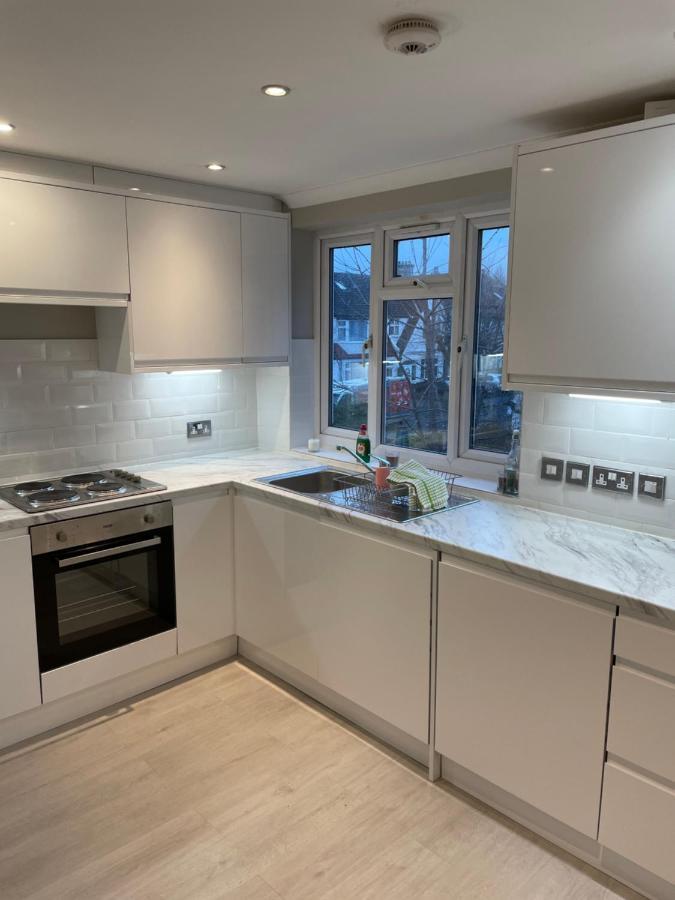 Appartement Super Convenient For - Large 2 Double Bed 30 Seconds Walk To Platform Train Station And 19 Mins To Waterloo