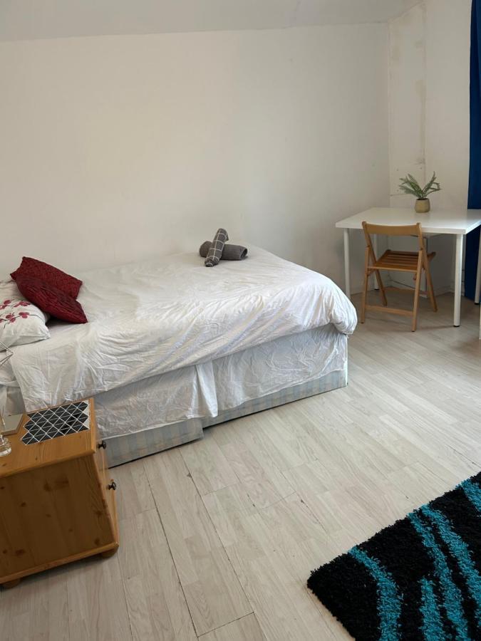 Gasthuis Family Room With Shared Kitchen And Bathroom In Angel Zone 1 *