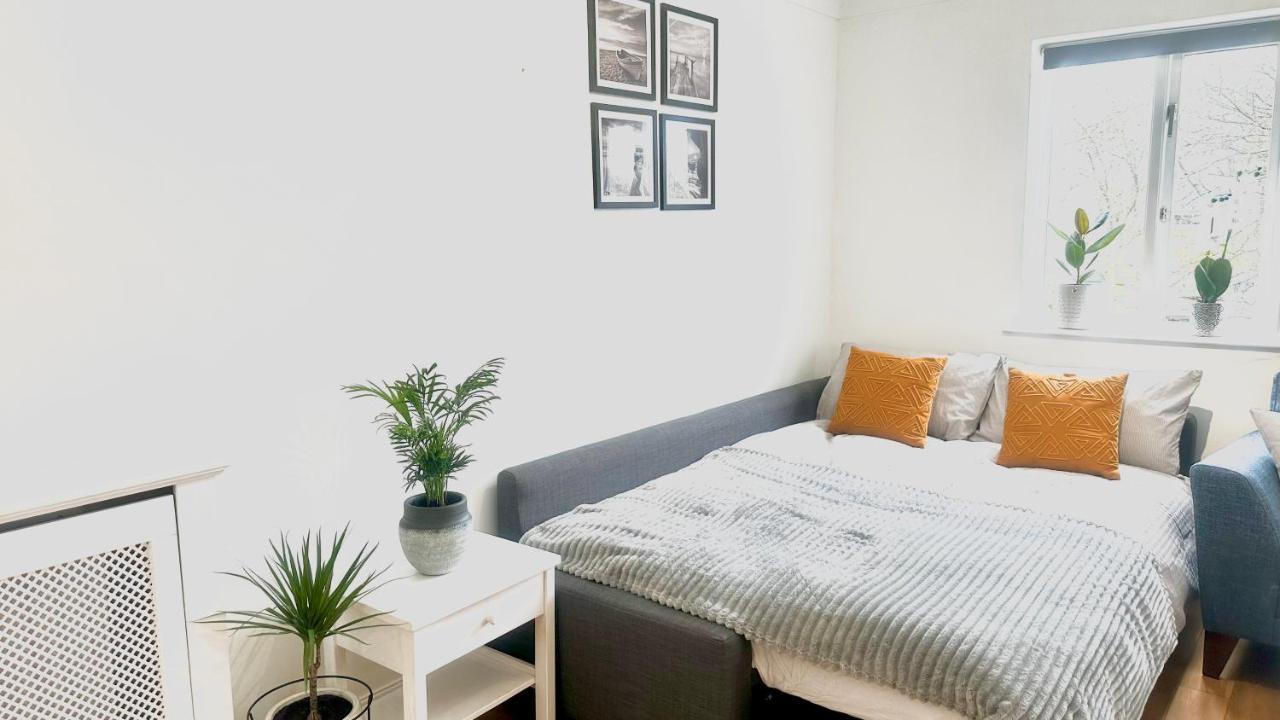 Amazing Location - Of London- 2 Bedroom Stunning Canal View House With Private Garden,parking & Balcony Londen