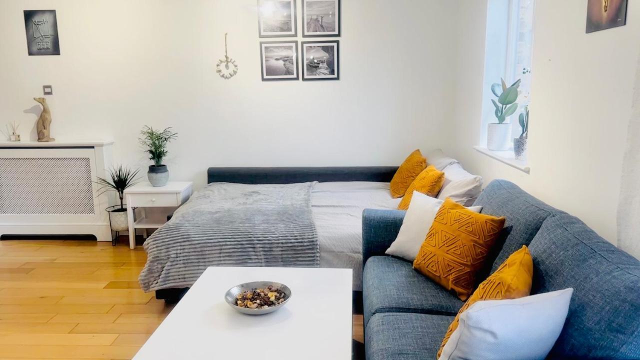 Amazing Location - Of London- 2 Bedroom Stunning Canal View House With Private Garden,parking & Balcony Londen