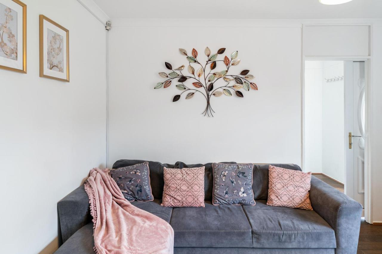 Dwellers Delight Living: Chigwell Family With Free Wi-fi & Parking *