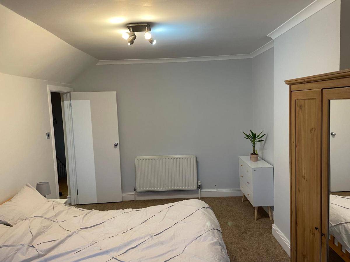 Appartement Super Convenient For - Large 2 Double Bed 30 Seconds Walk To Platform Train Station And 19 Mins To Waterloo Londen
