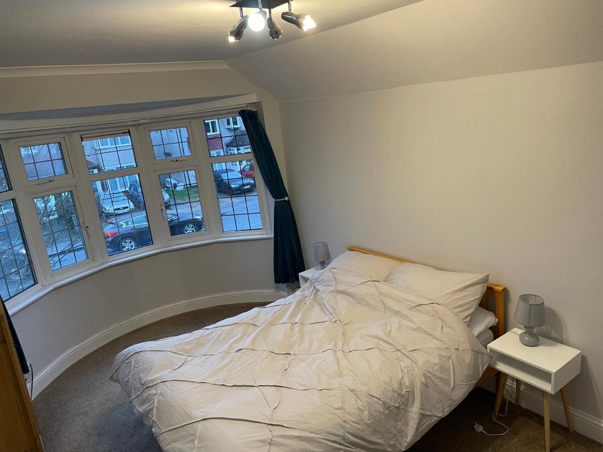 Appartement Super Convenient For - Large 2 Double Bed 30 Seconds Walk To Platform Train Station And 19 Mins To Waterloo *