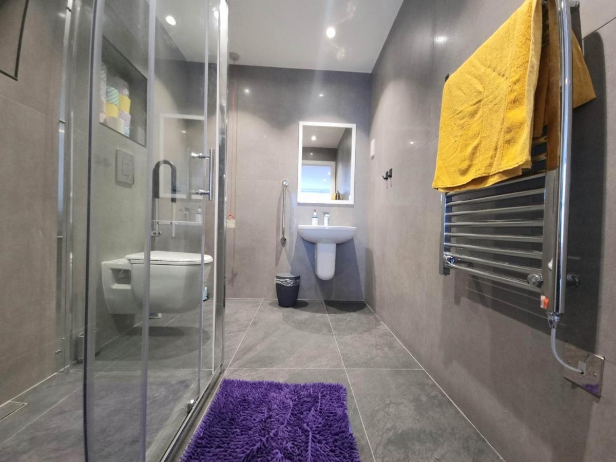 Stylish Converted Ground Floor Studio - Londen