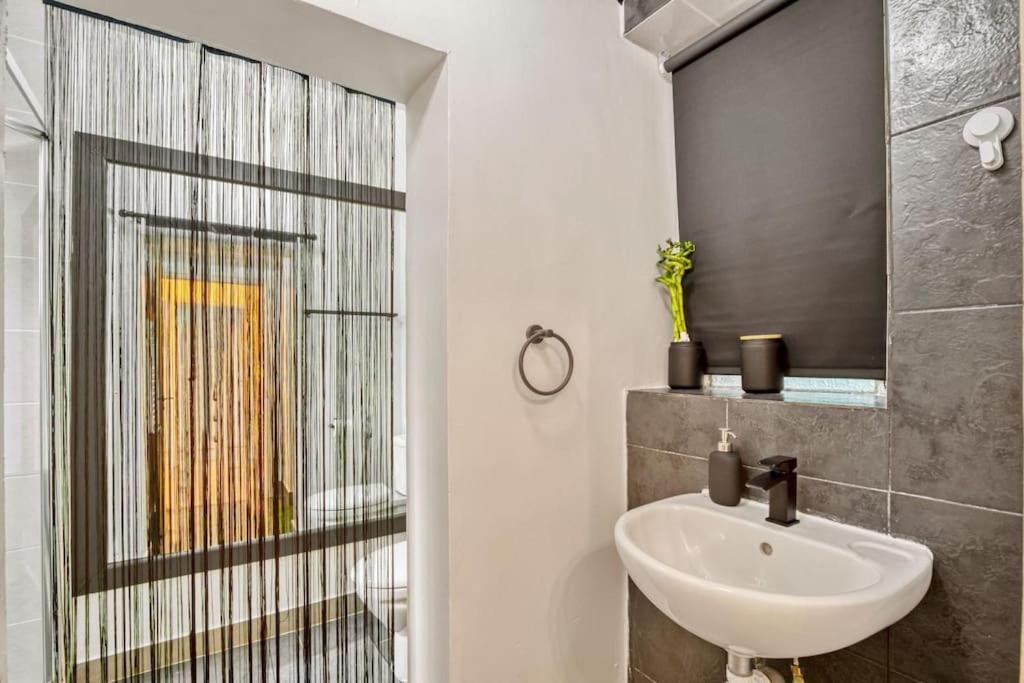 Charming Earls Court Apartment London
