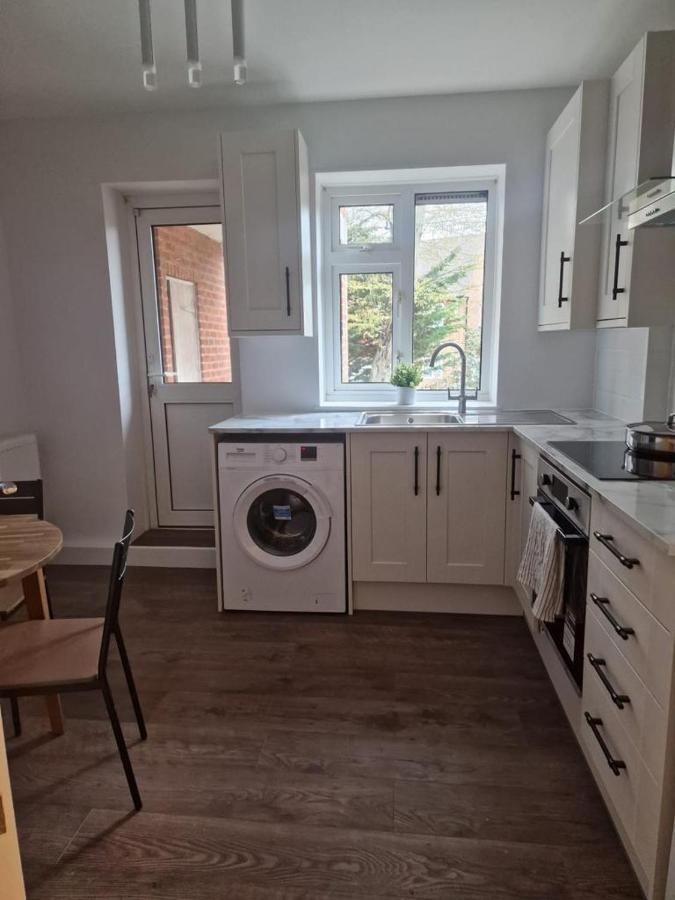 Apartment Ozan's Flat Double Bedroom-1, Sharing Kitchen And Bath London