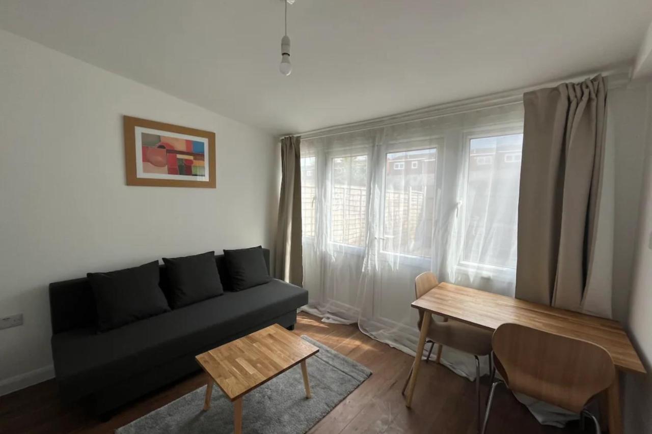 1bd Flat With Patio - 5 Min To Airport Apartment *