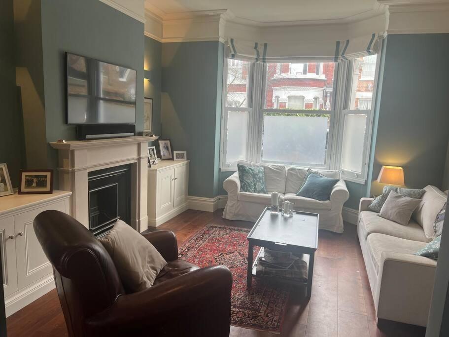 Four Bedroom Modern Victorian Wandsworth House Holiday home *