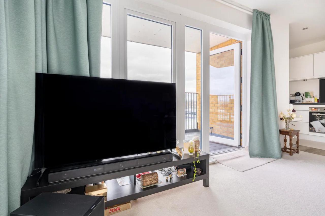 Sunny Luxury Skyline Flat Near Alexandra Palace, Tottenham Stadium & Drumsheds Apartment *