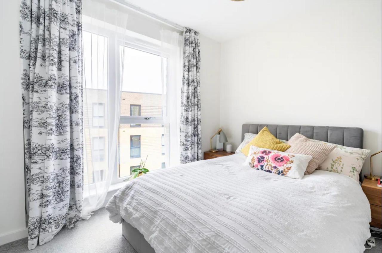 Sunny Luxury Skyline Flat Near Alexandra Palace, Tottenham Stadium & Drumsheds London