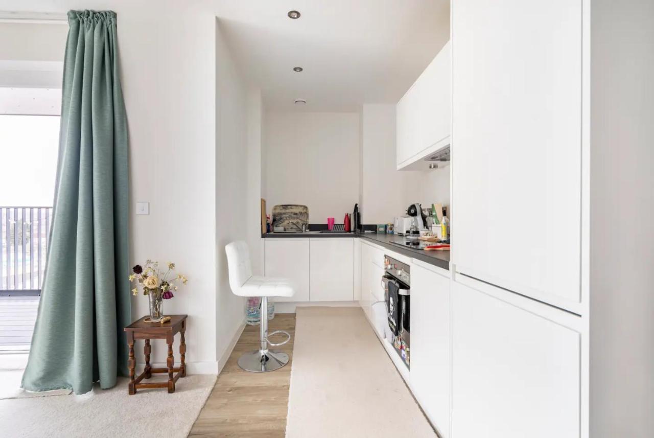 Sunny Luxury Skyline Flat Near Alexandra Palace, Tottenham Stadium & Drumsheds Apartment *