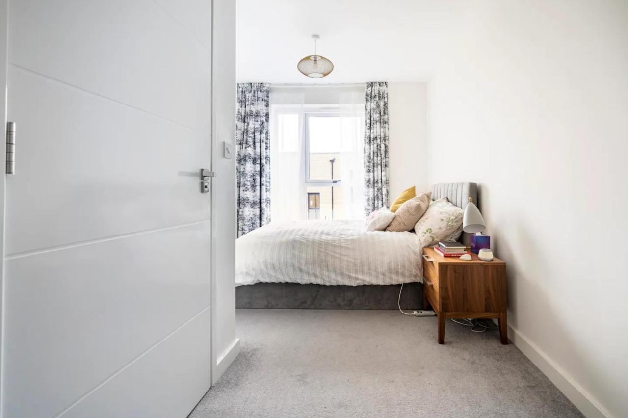 Sunny Luxury Skyline Flat Near Alexandra Palace, Tottenham Stadium & Drumsheds Apartment London
